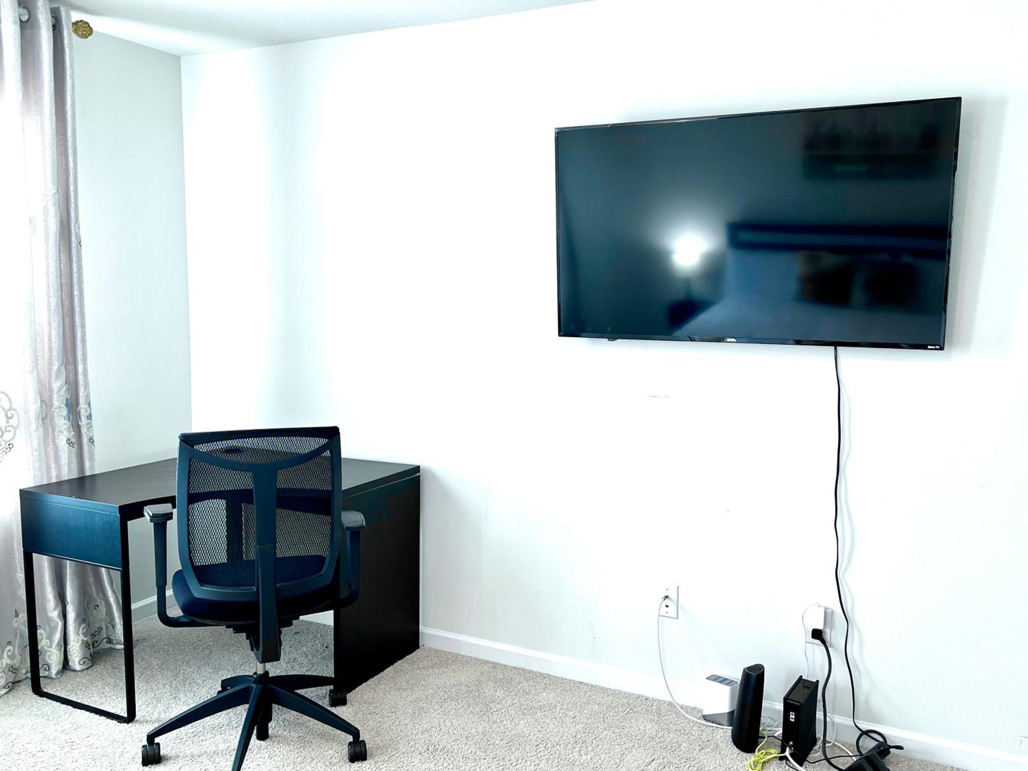Spacious 4-bedroom House,6beds With Office Space Charlotte